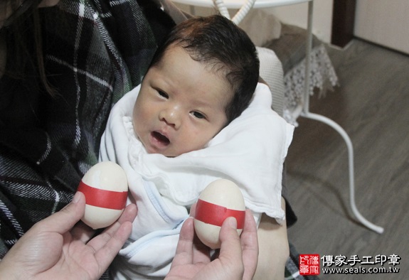 剃胎毛、滿月剃頭、嬰兒剃頭、嬰兒理髮、嬰兒剃髮、嬰兒剃胎毛、嬰兒滿月剃頭、寶寶剃頭、剃胎毛儀式、剃胎毛吉祥話、滿月剃頭儀式、滿月剃頭吉祥話、寶寶剃胎毛、寶寶滿月剃頭理髮、 新竹市剃胎毛、新竹市滿月剃頭、 新竹市嬰兒剃頭剃胎毛、新竹市嬰兒理髮、新竹市嬰兒剃髮、莊寶寶(新竹市到府嬰兒寶寶滿月剃頭理髮、免費到府嬰兒剃胎毛儀式吉祥話)。到府剃頭剃胎毛主持、專業拍照、DVD光碟、證書。★購買「臍帶章、肚臍章、胎毛筆刷印章」贈送：剃頭、收涎、抓周，三選一。2016.05.24  照片4